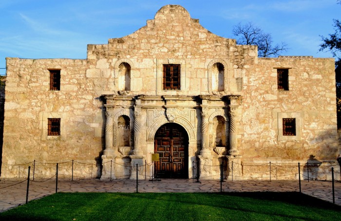 Alamo antonio san mission texas visit things dean fikar shutterstock visiting